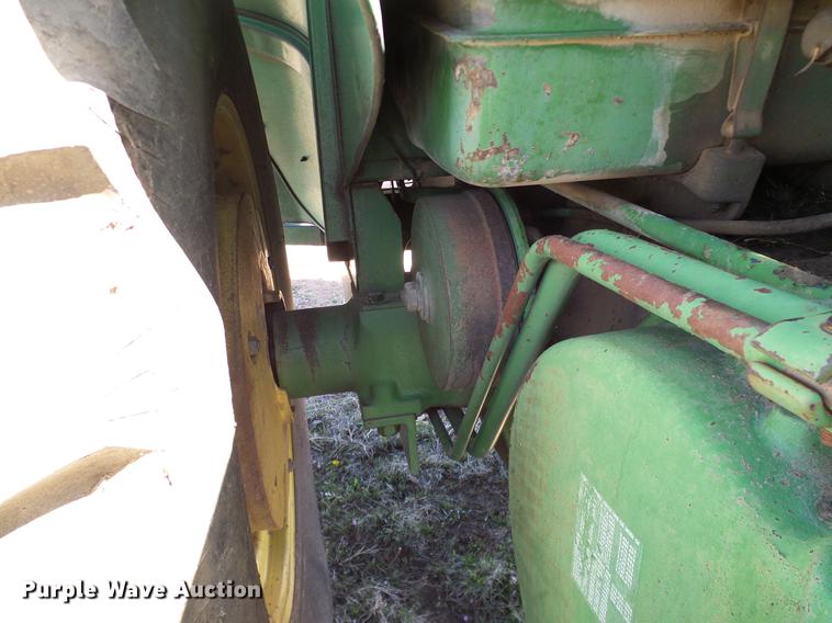 image for item DD1263 1958 John Deere 820 tractor