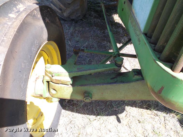 image for item DD1263 1958 John Deere 820 tractor