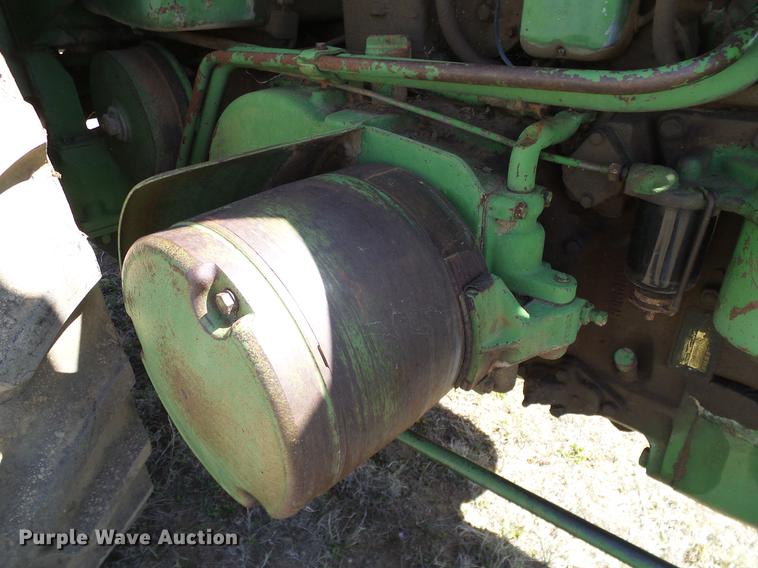 image for item DD1263 1958 John Deere 820 tractor