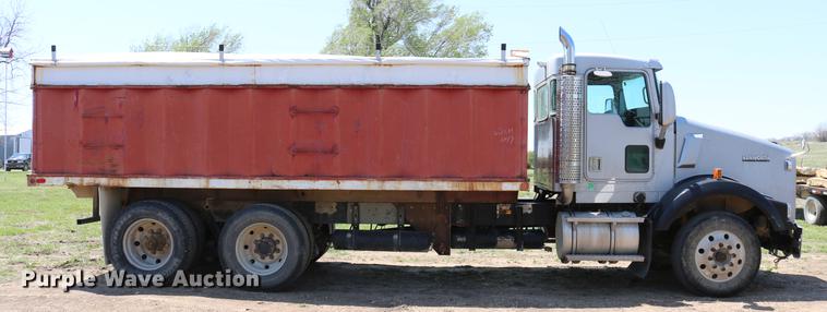 image for item DD4193 1999 Kenworth T800B grain truck