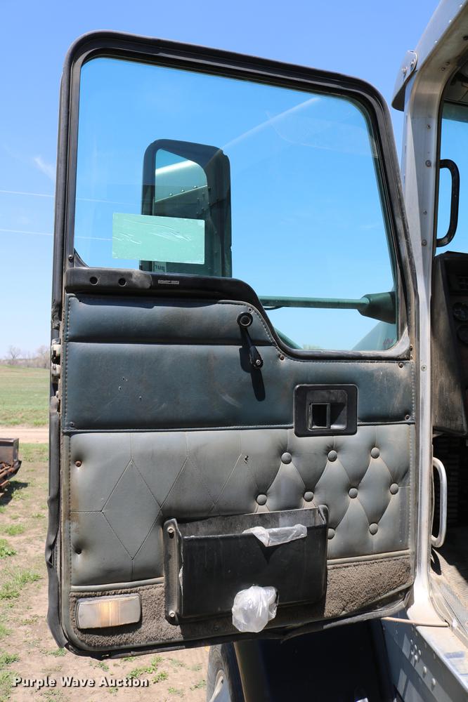 image for item DD4193 1999 Kenworth T800B grain truck