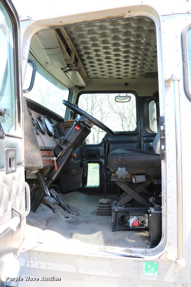 image for item DD4193 1999 Kenworth T800B grain truck