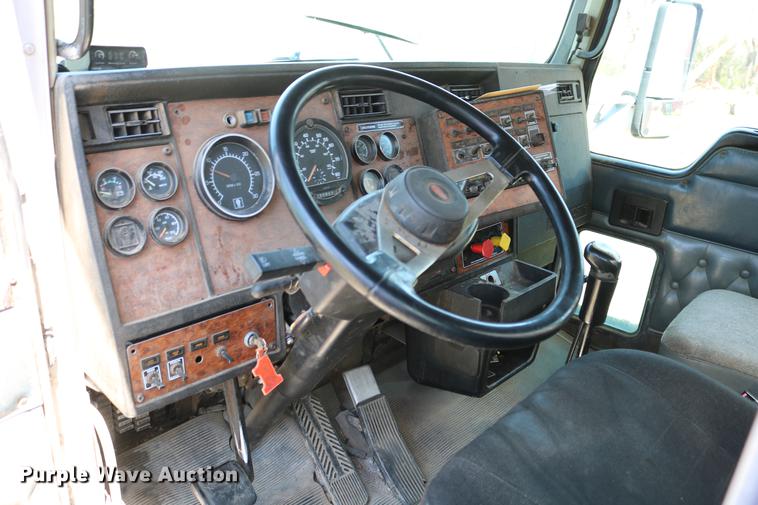 image for item DD4193 1999 Kenworth T800B grain truck