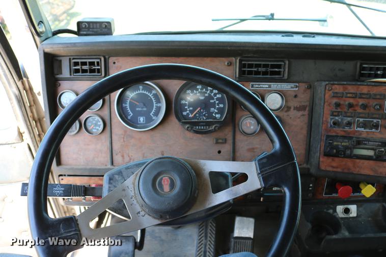 image for item DD4193 1999 Kenworth T800B grain truck