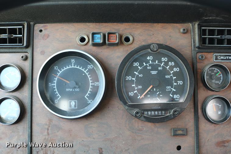 image for item DD4193 1999 Kenworth T800B grain truck