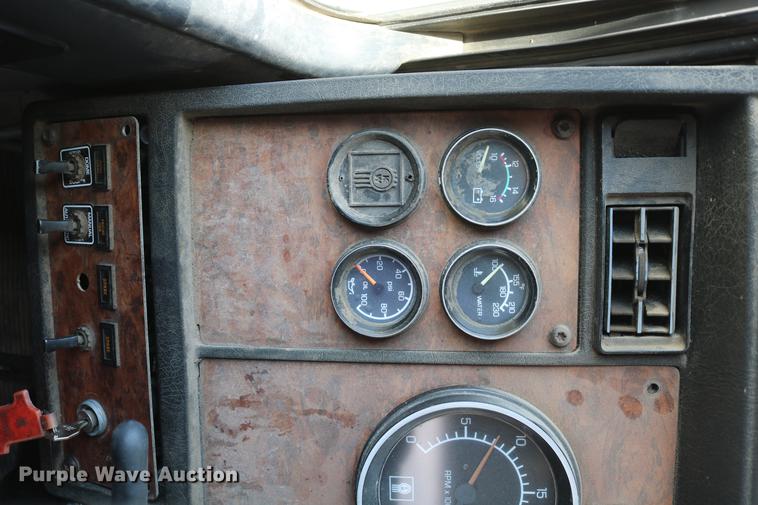 image for item DD4193 1999 Kenworth T800B grain truck