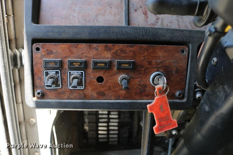 image for item DD4193 1999 Kenworth T800B grain truck