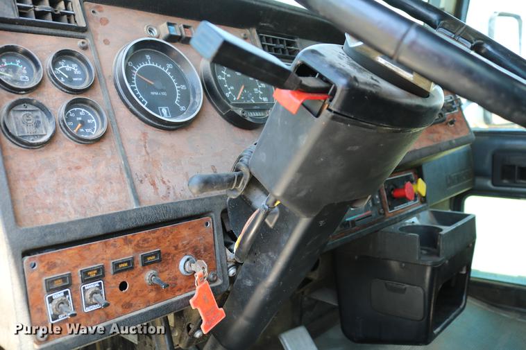 image for item DD4193 1999 Kenworth T800B grain truck