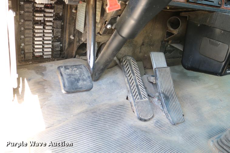 image for item DD4193 1999 Kenworth T800B grain truck