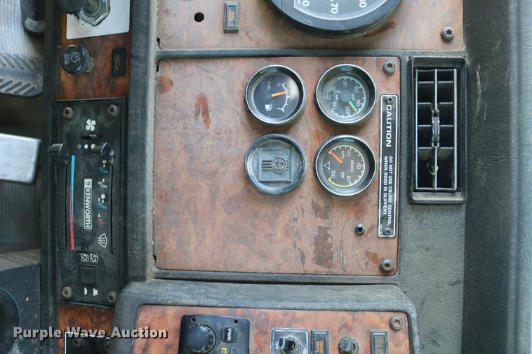 image for item DD4193 1999 Kenworth T800B grain truck