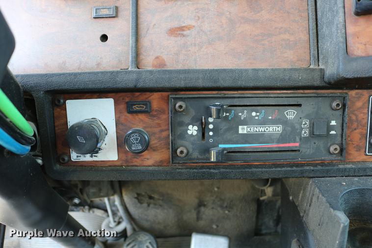 image for item DD4193 1999 Kenworth T800B grain truck