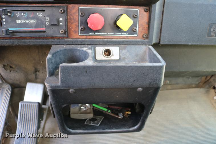 image for item DD4193 1999 Kenworth T800B grain truck