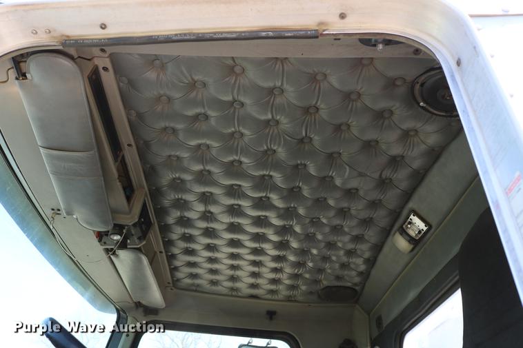 image for item DD4193 1999 Kenworth T800B grain truck