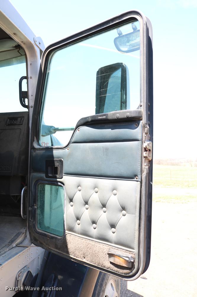 image for item DD4193 1999 Kenworth T800B grain truck