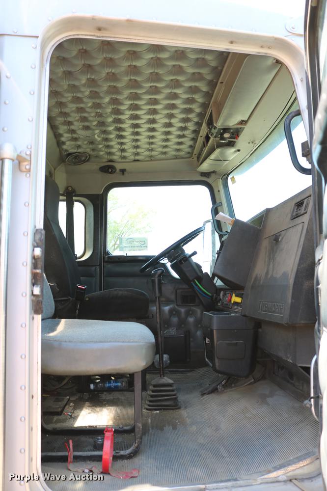 image for item DD4193 1999 Kenworth T800B grain truck