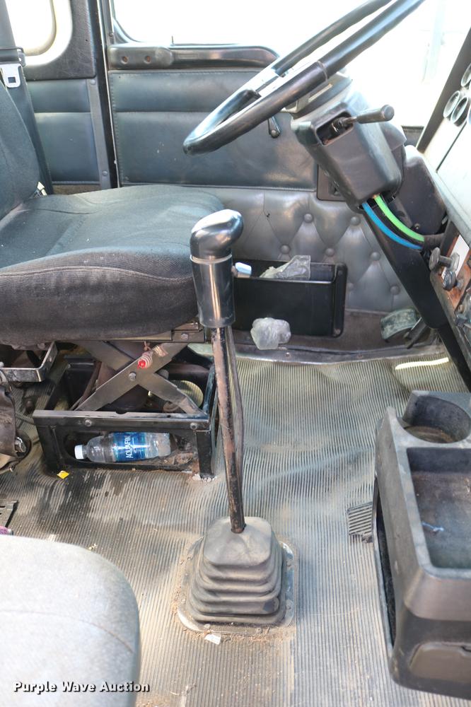 image for item DD4193 1999 Kenworth T800B grain truck