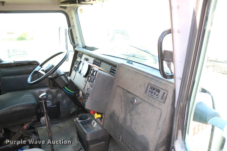 image for item DD4193 1999 Kenworth T800B grain truck