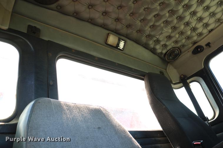 image for item DD4193 1999 Kenworth T800B grain truck