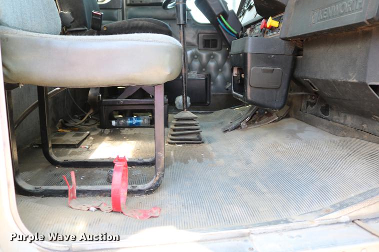 image for item DD4193 1999 Kenworth T800B grain truck