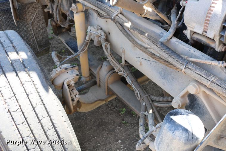 image for item DD4193 1999 Kenworth T800B grain truck