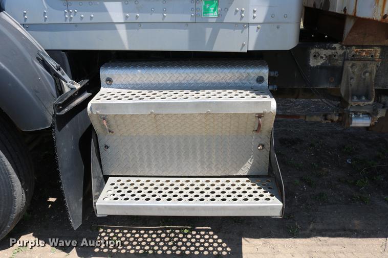 image for item DD4193 1999 Kenworth T800B grain truck