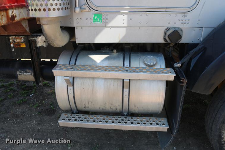 image for item DD4193 1999 Kenworth T800B grain truck