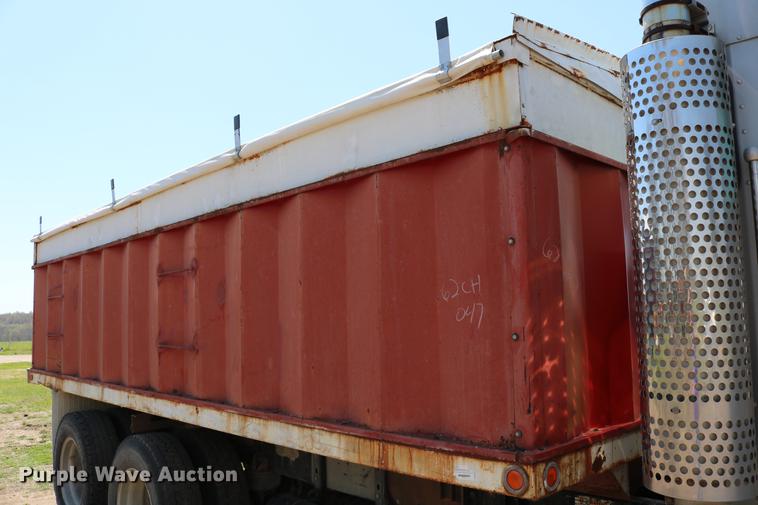 image for item DD4193 1999 Kenworth T800B grain truck