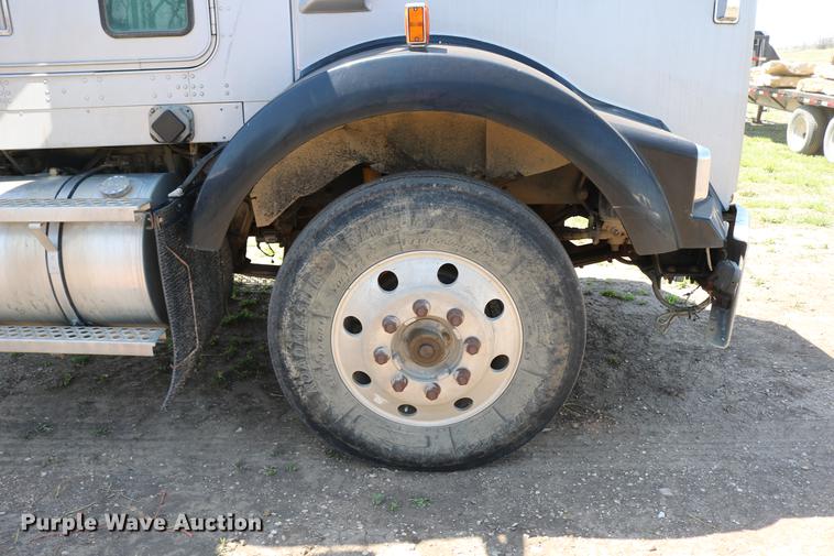 image for item DD4193 1999 Kenworth T800B grain truck