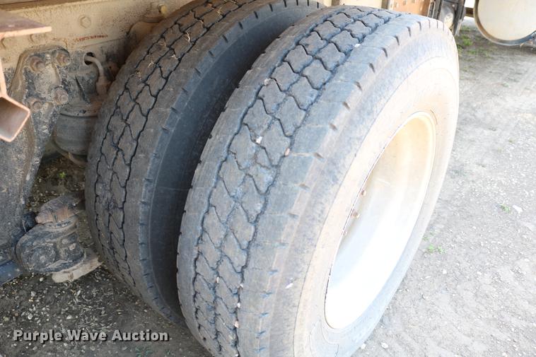 image for item DD4193 1999 Kenworth T800B grain truck