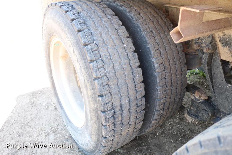 image for item DD4193 1999 Kenworth T800B grain truck