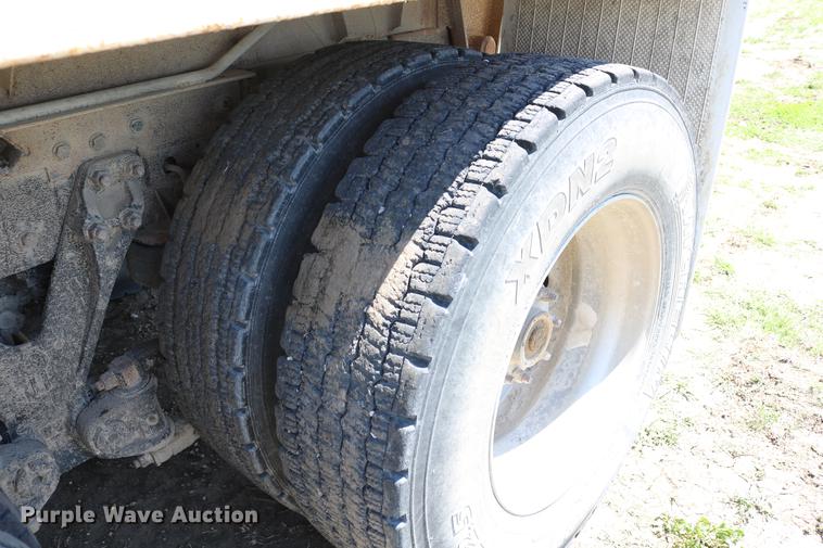 image for item DD4193 1999 Kenworth T800B grain truck