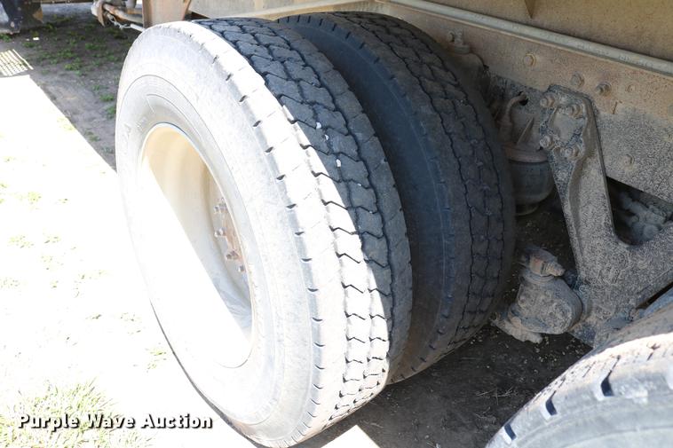 image for item DD4193 1999 Kenworth T800B grain truck