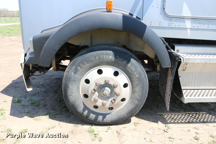 image for item DD4193 1999 Kenworth T800B grain truck