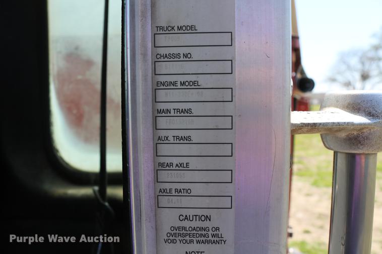 image for item DD4193 1999 Kenworth T800B grain truck