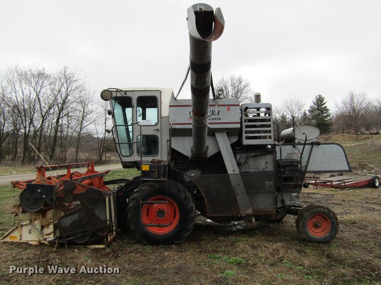 image for item DD7423 Allis Chalmers Gleaner K combine