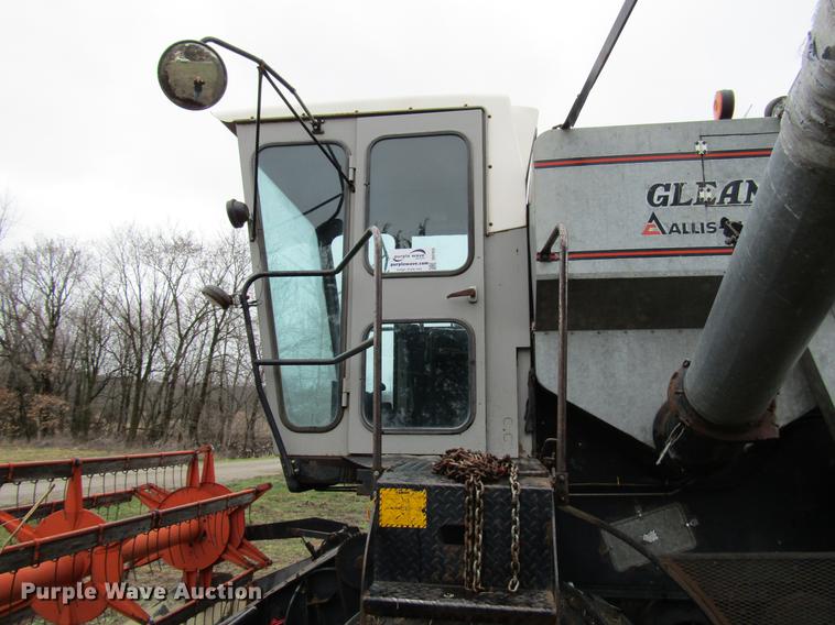 image for item DD7423 Allis Chalmers Gleaner K combine