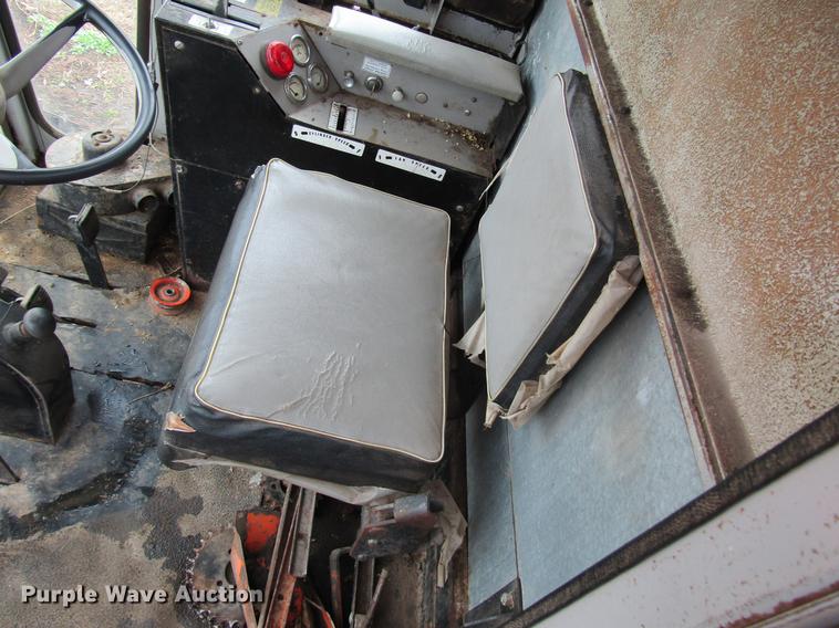 image for item DD7423 Allis Chalmers Gleaner K combine