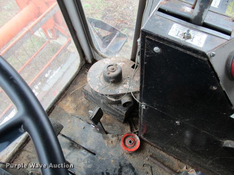 image for item DD7423 Allis Chalmers Gleaner K combine