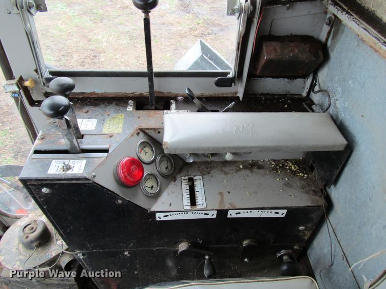 image for item DD7423 Allis Chalmers Gleaner K combine