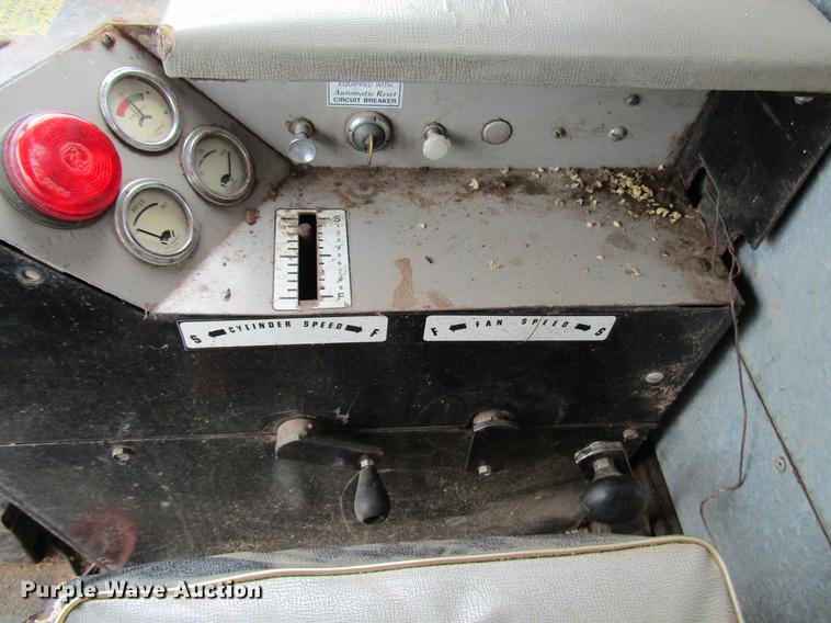 image for item DD7423 Allis Chalmers Gleaner K combine