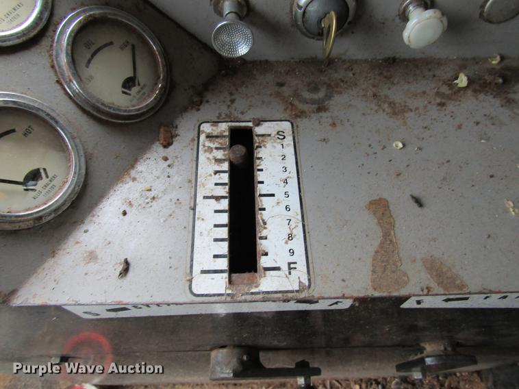 image for item DD7423 Allis Chalmers Gleaner K combine