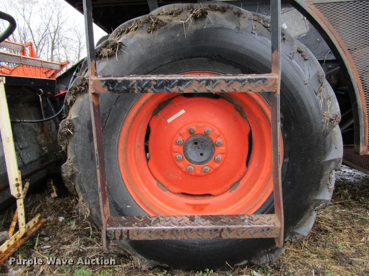 image for item DD7423 Allis Chalmers Gleaner K combine