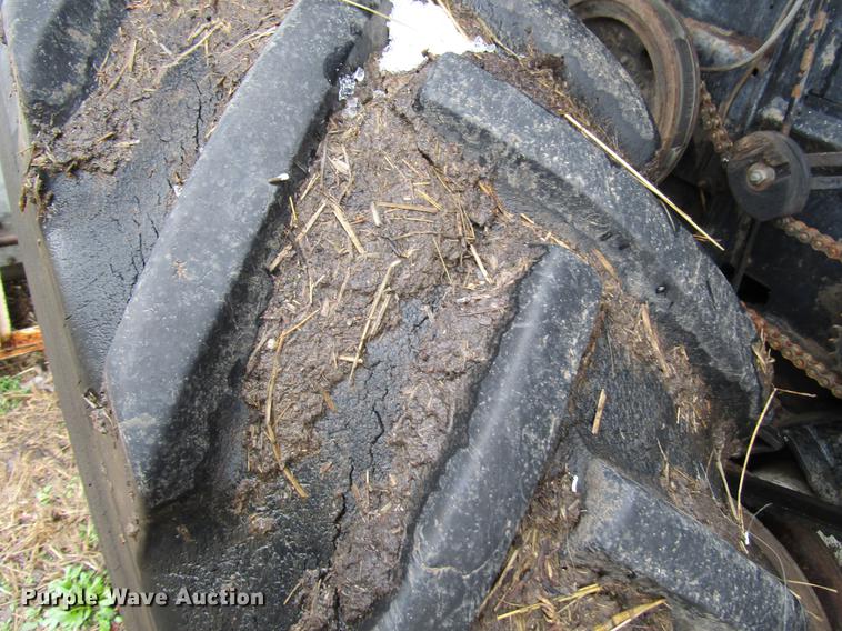 image for item DD7423 Allis Chalmers Gleaner K combine