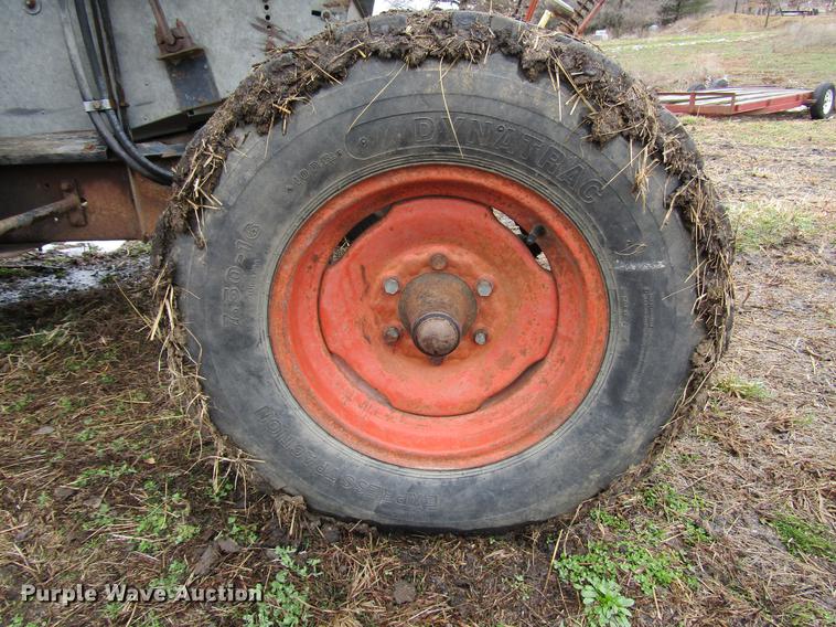 image for item DD7423 Allis Chalmers Gleaner K combine