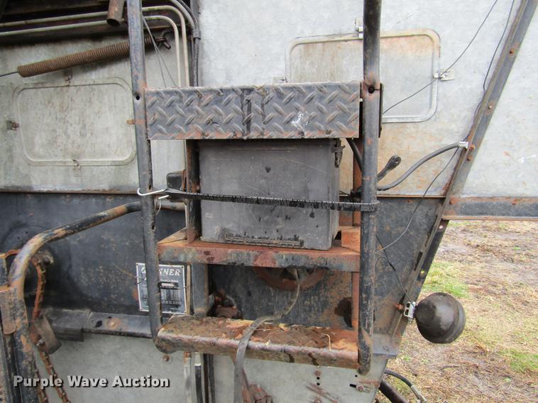 image for item DD7423 Allis Chalmers Gleaner K combine