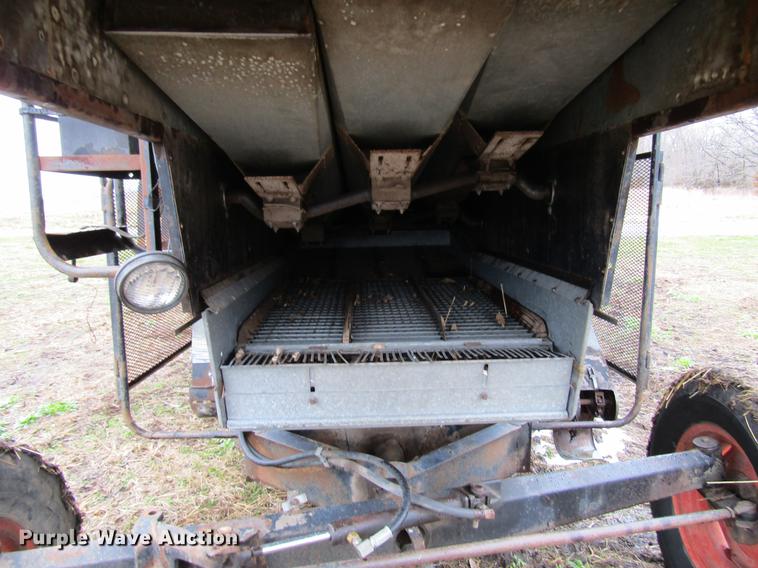 image for item DD7423 Allis Chalmers Gleaner K combine