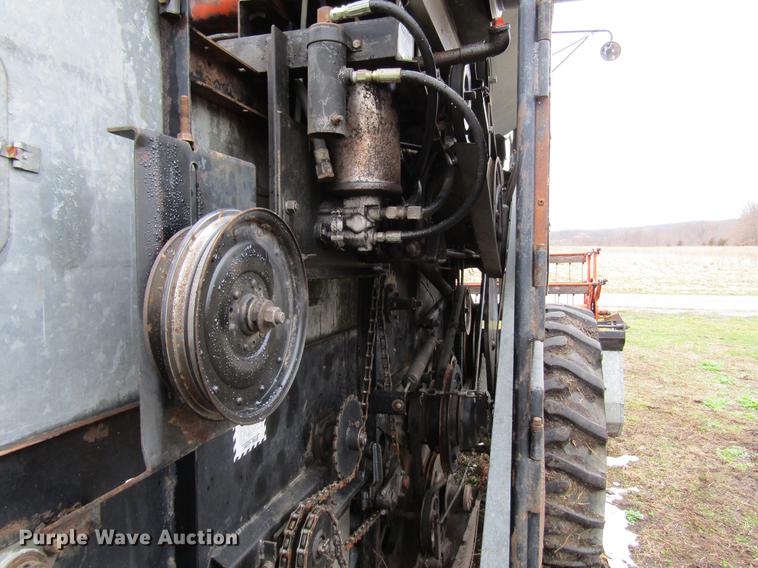 image for item DD7423 Allis Chalmers Gleaner K combine