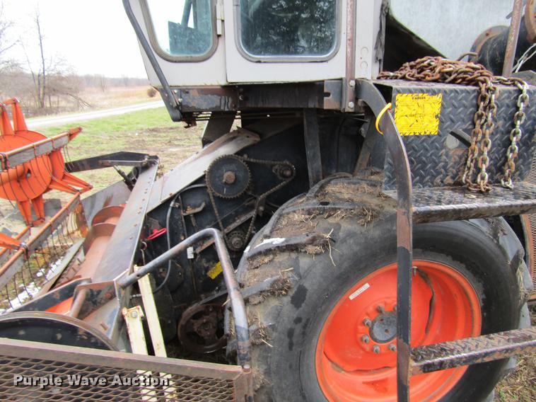 image for item DD7423 Allis Chalmers Gleaner K combine