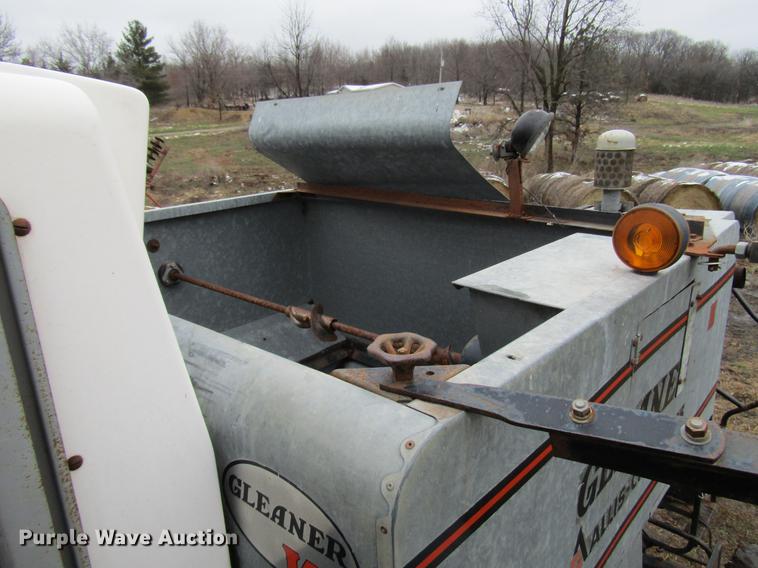 image for item DD7423 Allis Chalmers Gleaner K combine