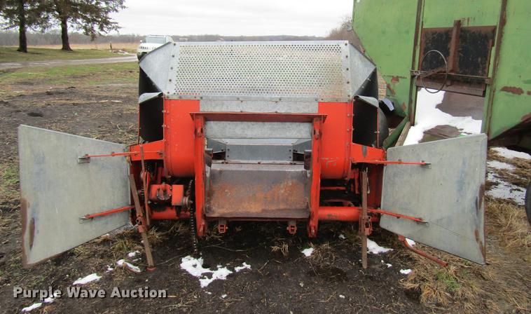 image for item DD7423 Allis Chalmers Gleaner K combine